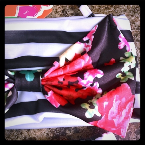 🍀 10 for $25 Girl’s 2-Piece Swimsuit - Picture 7 of 7